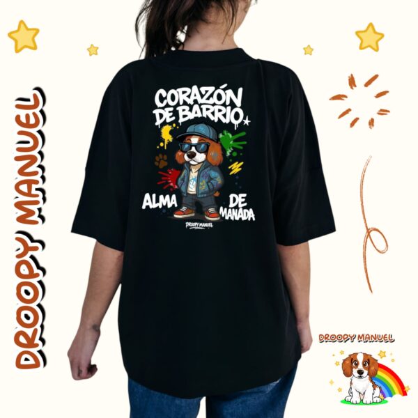 Camiseta UNISEX Oversize “Corazón de Barrio — Alma de Manada” – Versión Negra (espalda estampada)